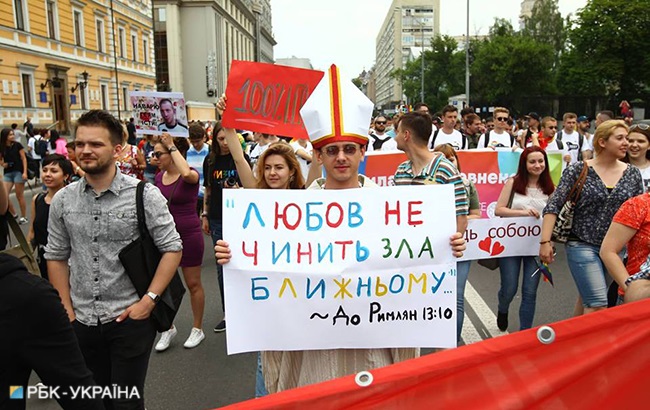 В колонне участников Марша равенства время от времени происходят стычки